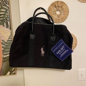 Selling because my boyfriend doesn’t use

Ralph Lauren men’s travel bag